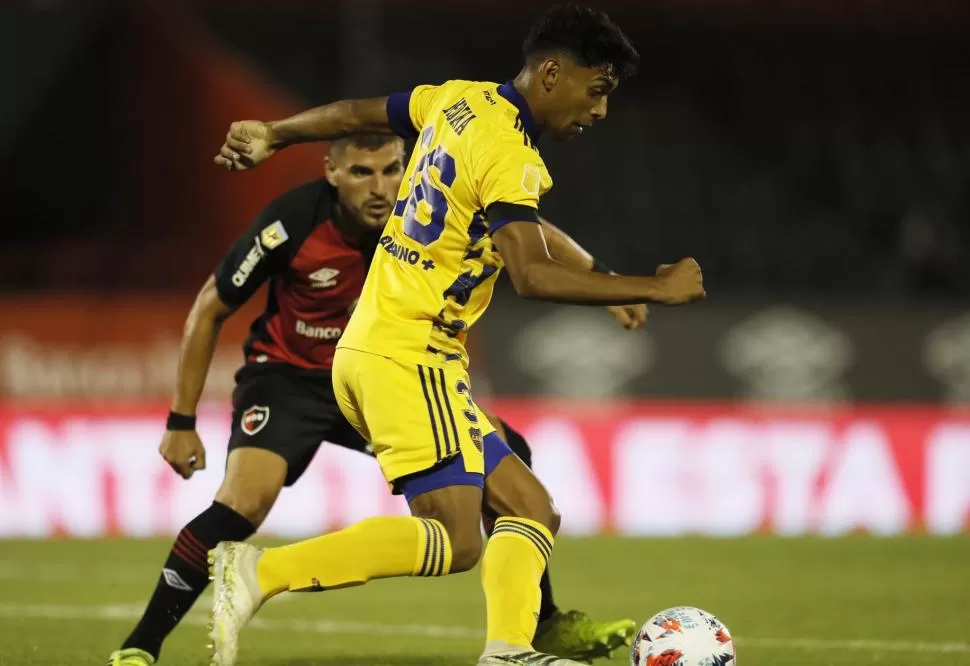 BIEN. El juvenil Medina de Boca se lleva la pelota. El mediocampista, que debutó en la primera fecha, esta vez fue titular. 