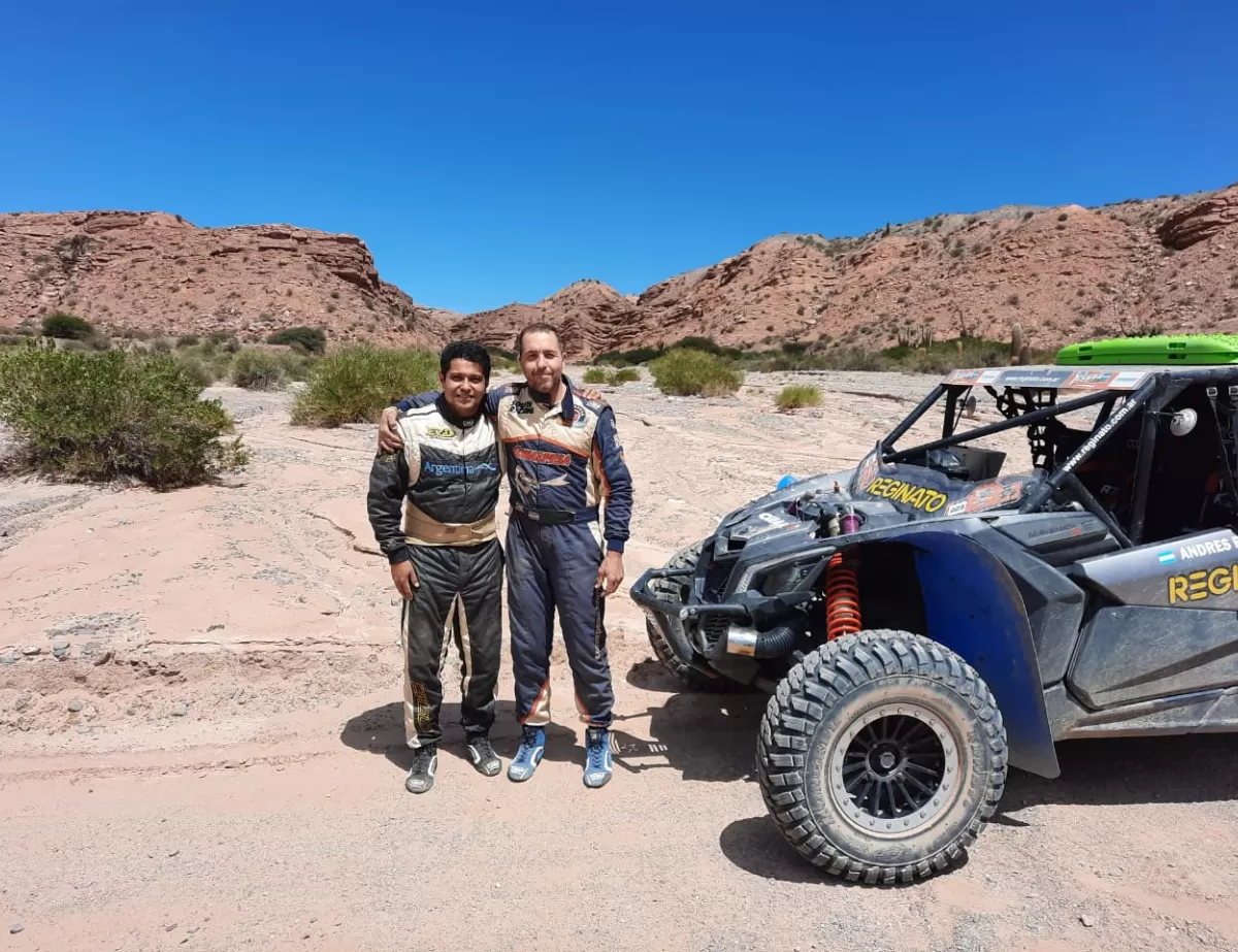 RECUERDO. Monasterolo y Reginato quisieron una foto en el paisaje Parque Nacional Los Cardones. 