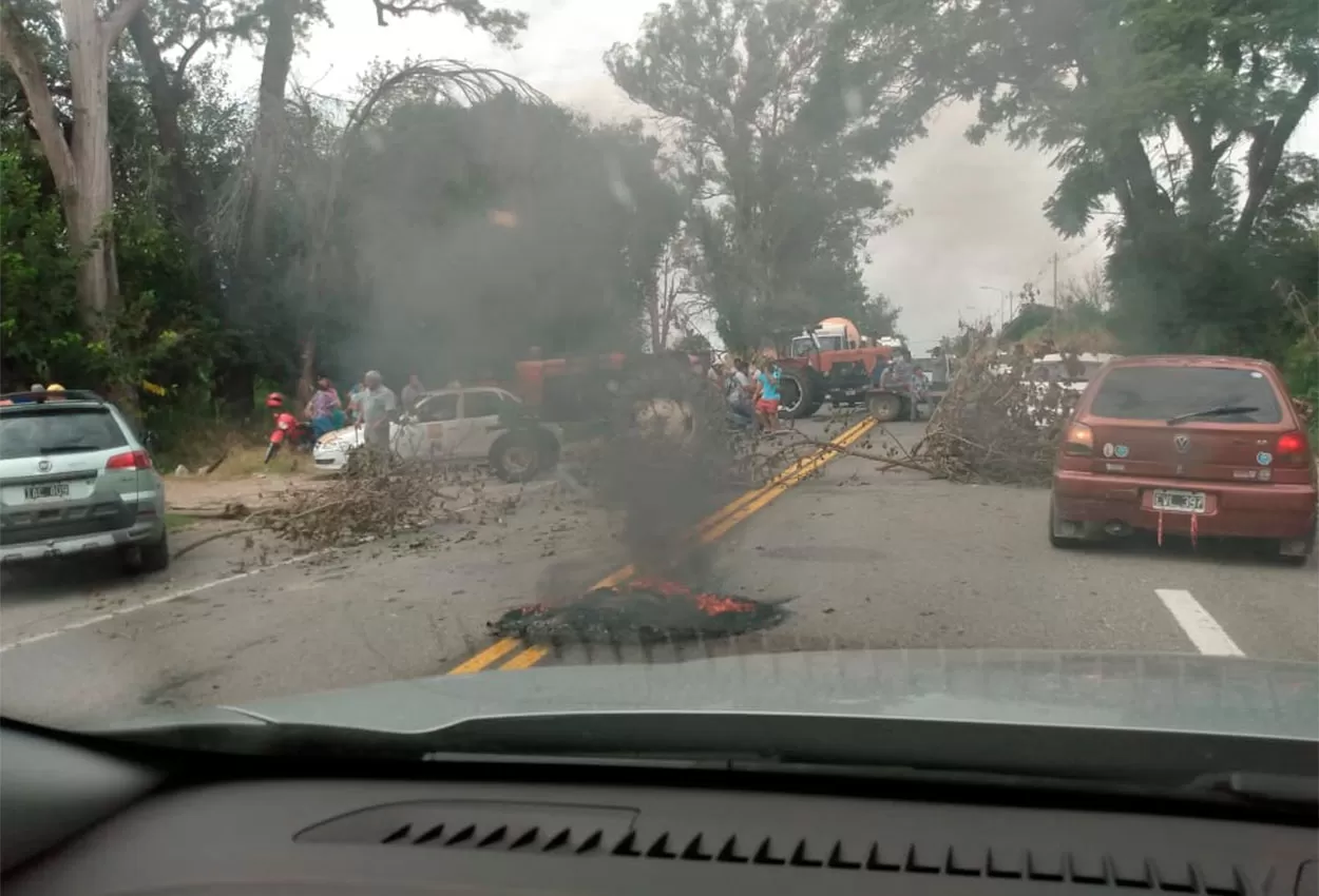 Tabacaleros cortan la 38, a la altura de La Invernada