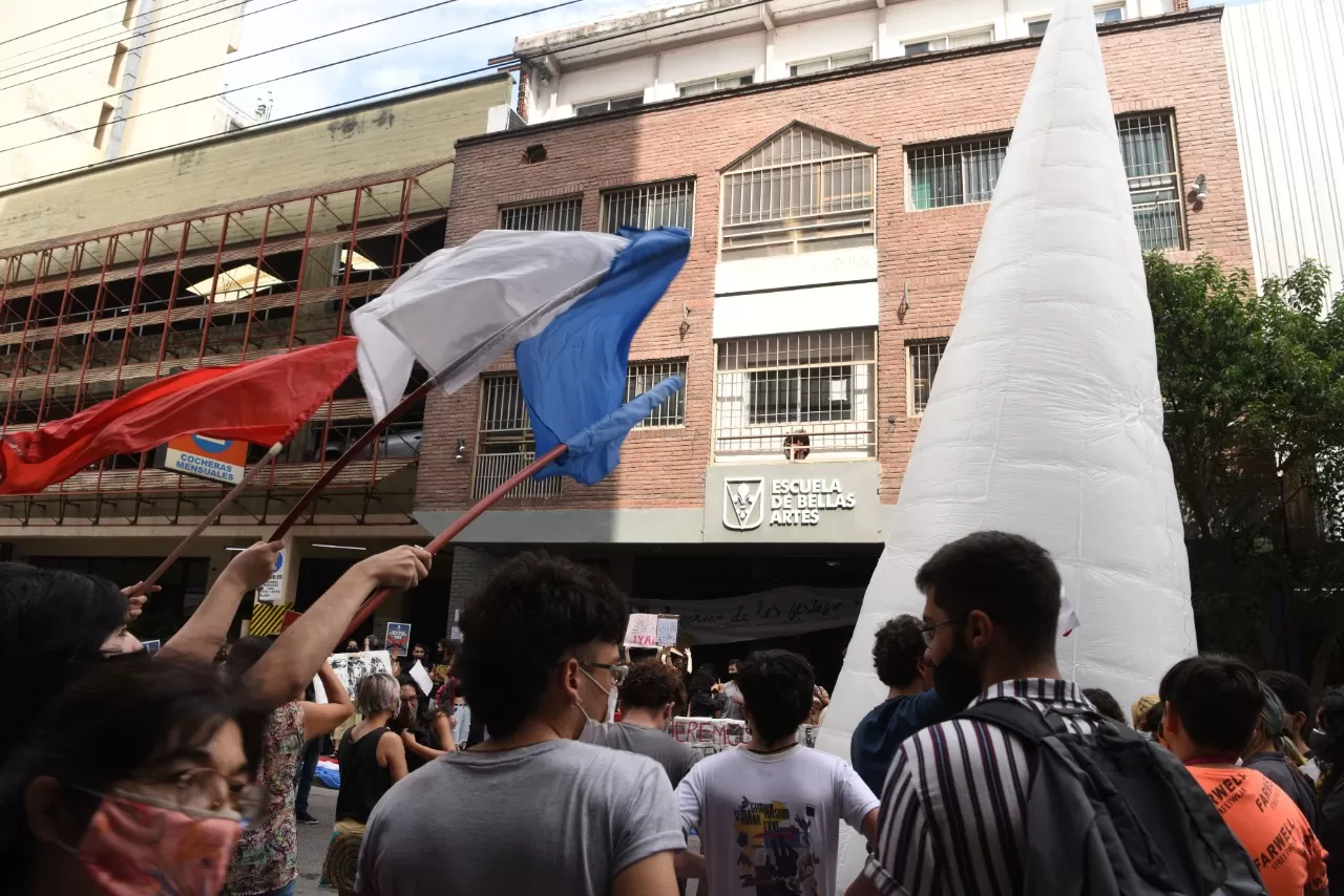 Alumnos de Bellas Artes reclaman con una sentada por el estado del establecimiento