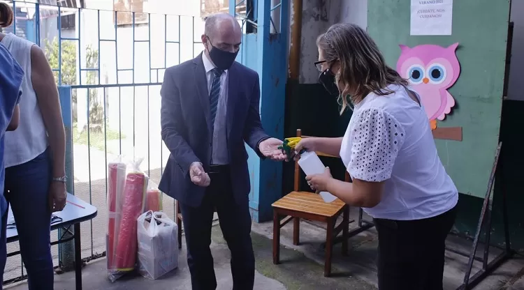 EN UNA ESCUELA. Juan Pablo Lichtmajer, ministro de Educación.