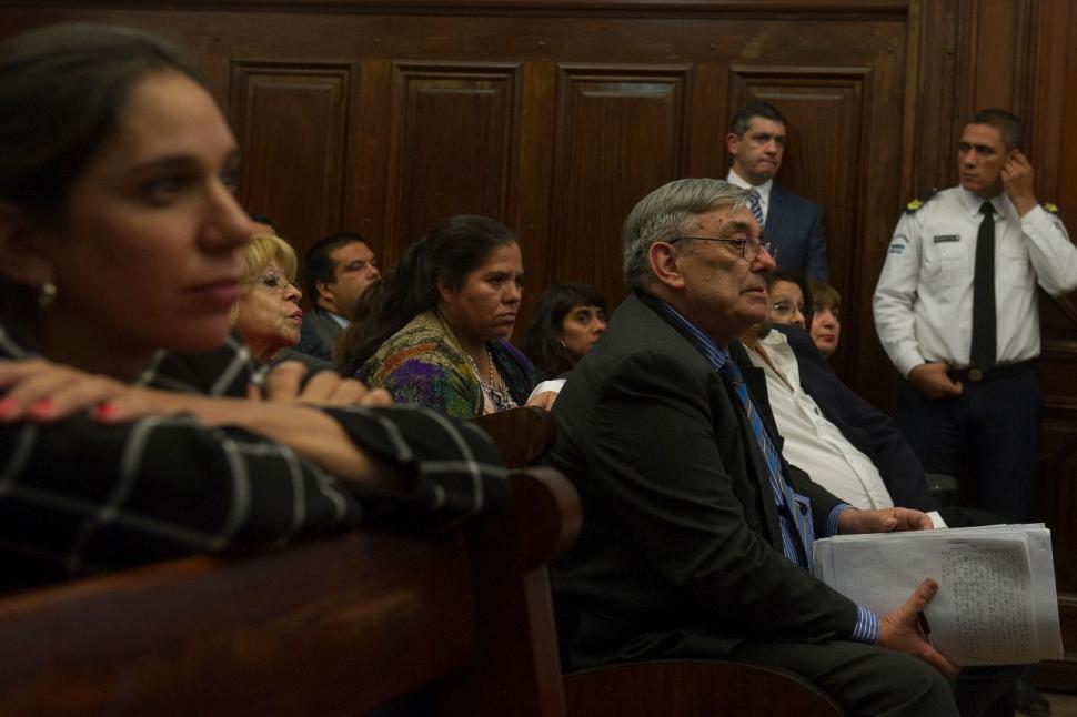 NI SE MIRARON. Sara Alperovich y Alberto Lebbos escuchan atentamente una declaración en la audiencia. 