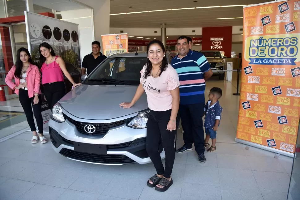 PLENA FELICIDAD. Un Toyota Etios gris, 0 kilómetro, ya es propiedad de Karina Silvina Figueroa, fiel lectora de LA GACETA. la gaceta / foto de Inés Quinteros Orio