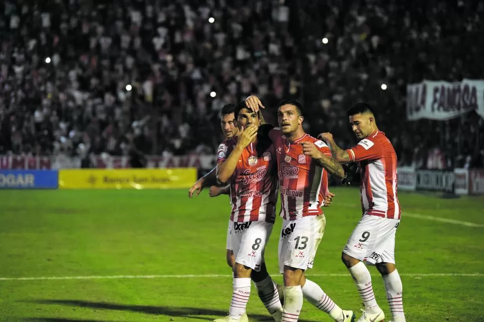 QUIERE VERSE EN LA MISMA FOTO. “Tino” Costa, uno de los pocos que se repiten de aquel plantel que jugó en la Superliga, marcó uno de los tantos del triunfo en el último cruce contra los sanjuaninos, en 2018. 