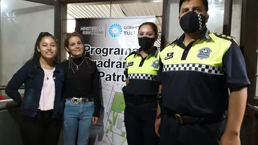 CUADRANTES DE PATRULLA. La agente Luciana Albornoz, junto a las víctimas.