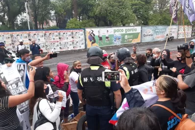 Gritos, forcejeos y empujones durante el reclamo de justicia por Paola Tacacho