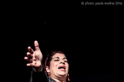 Una cantaora de flamenco sufre de verdad en el escenario