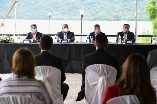 Turismo: Manzur y el ministro Lammens firmaron convenios para obras en El Cadillal