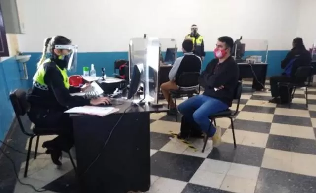 SIN LARGAS COLAS. Un puesto administrativo móvil para agilizar trámites. 