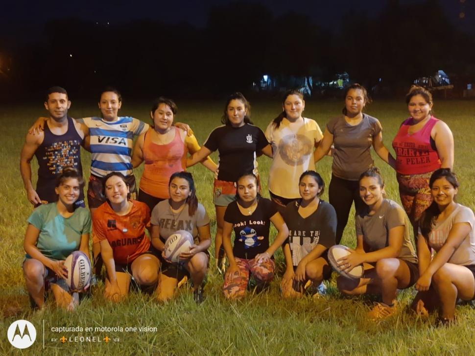 PRÁCTICAS NOCTURNAS. Las chicas de San Isidro se entrenan lunes y jueves desde las 21, y los sábados a partir de las 18.30 en las instalaciones del club.