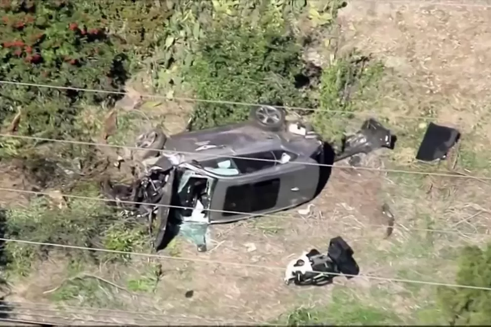 ASÍ QUEDÓ. No había curvas, por lo que no está clara la razón por la cual el auto terminó pasando los arbustos. 