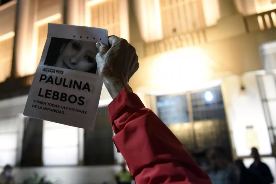 CON LA IMAGEN DE PAULINA. Manifestación frente al Palacio de Justicia. LA GACETA/FOTO DE DIEGO ARÁOZ