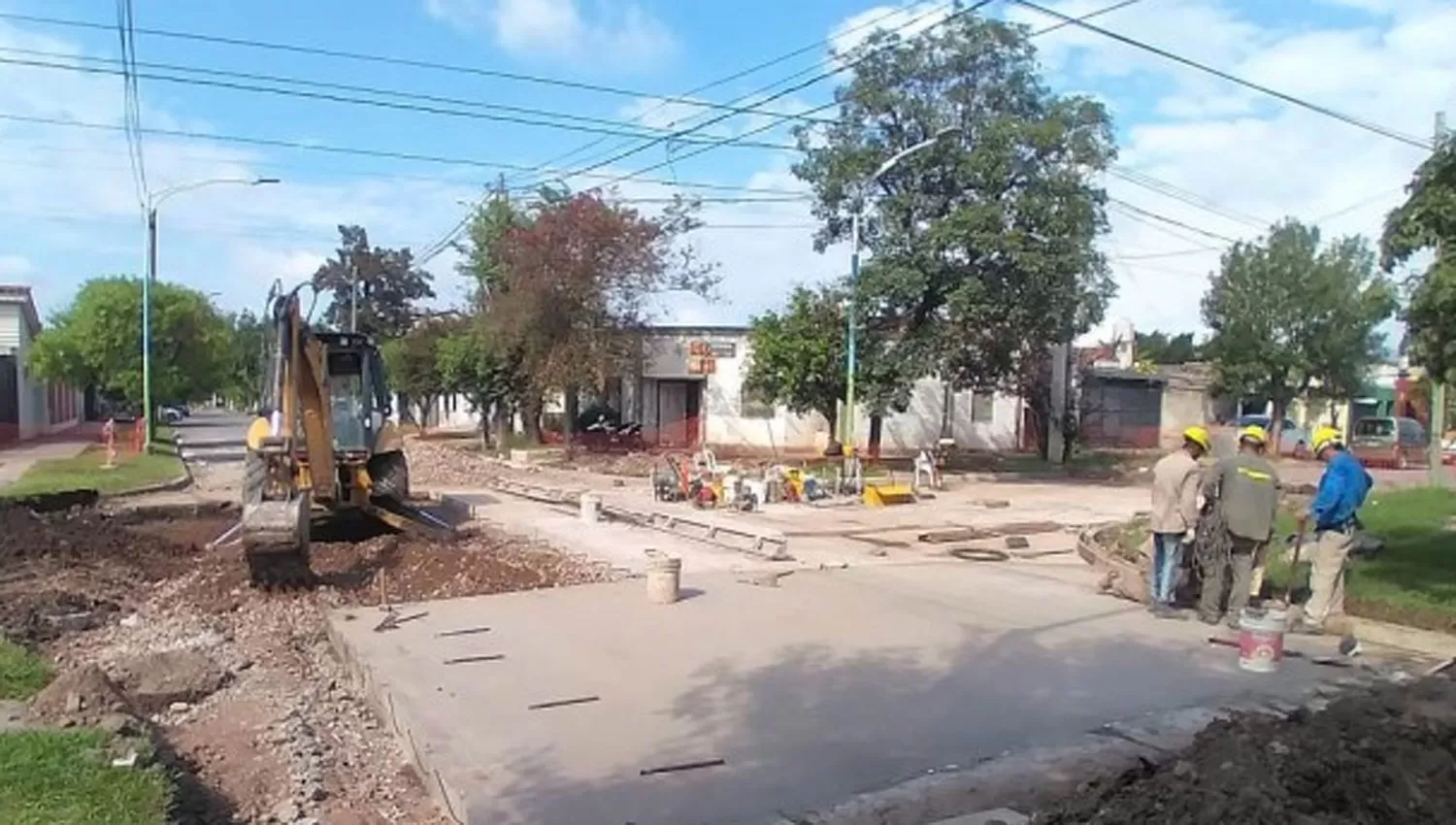 DON BOSCO. Los trabajos de repavimentación en Thames y Corrientes.