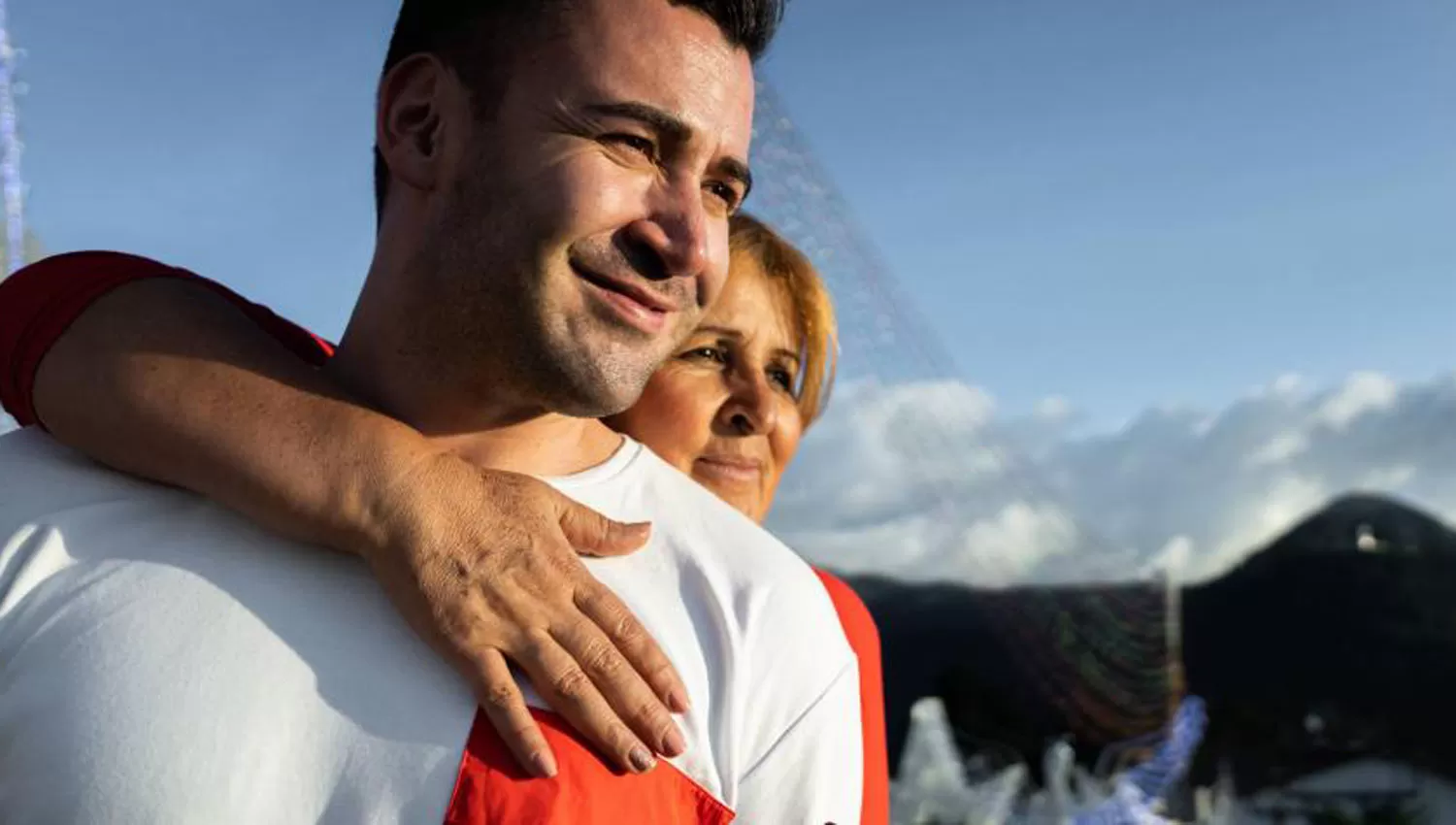 EL ABRAZO. Jhonatan junto a su madre biológica, que lo creyó perdido hace más de tres décadas.