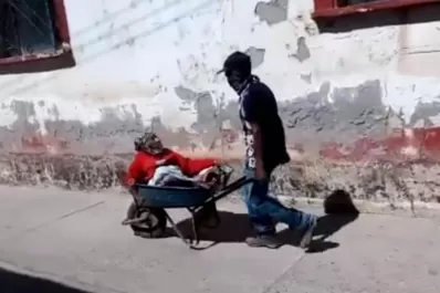 Un mexicano llevó a vacunar a su madre de 100 años arriba de una carretilla