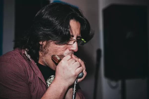 La armónica es el eje de un festival de cuatro bandas tucumanas de blues y rock