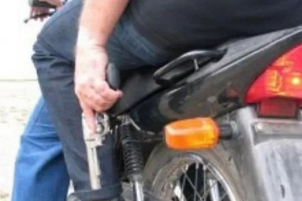 Dos motochorros sorprendieron a un policía y le robaron el arma reglamentaria