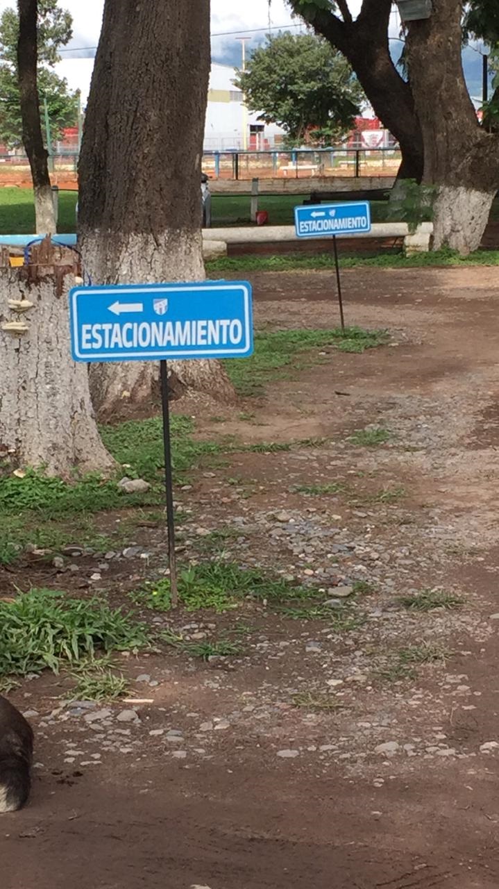 CARTELERÍA. La nueva señalización fue colocada recientemente en los diferentes sectores del complejo. También se proyecta la renovación total de la caminería.  