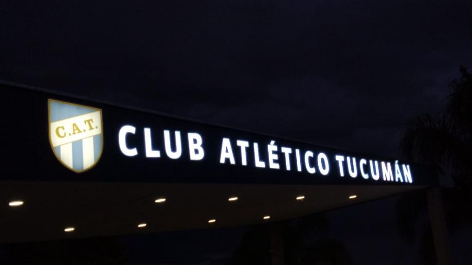 ILUMINACIÓN. El nuevo letrero en el portón de acceso del complejo. En las canchas de entrenamiento se instalará un sistema de riego por aspersión.  