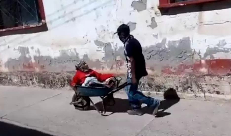 Un mexicano llevó a vacunar a su madre de 100 años arriba de una carretilla