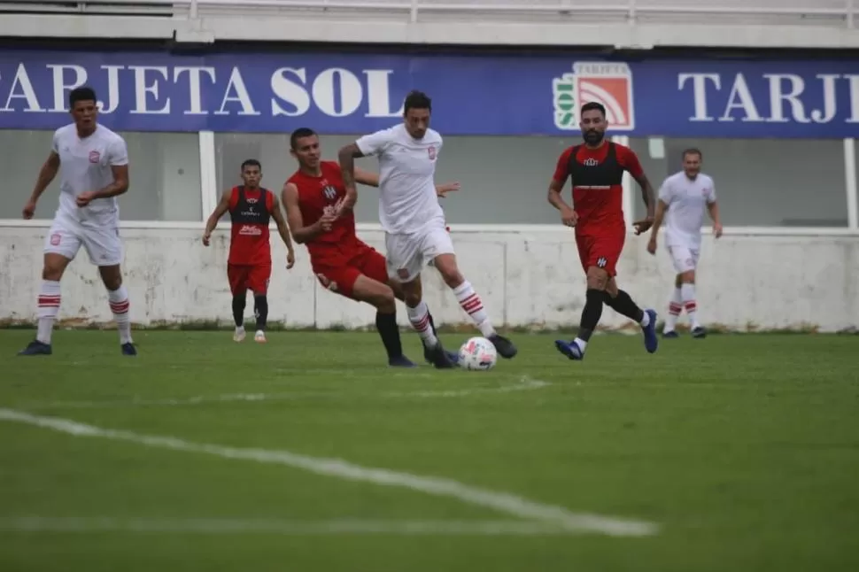 PIDE CANCHA. Daniel González, que controla el balón a la vista de todos, se perfila como posible titular, en los dos torneos. PRENSA CASM