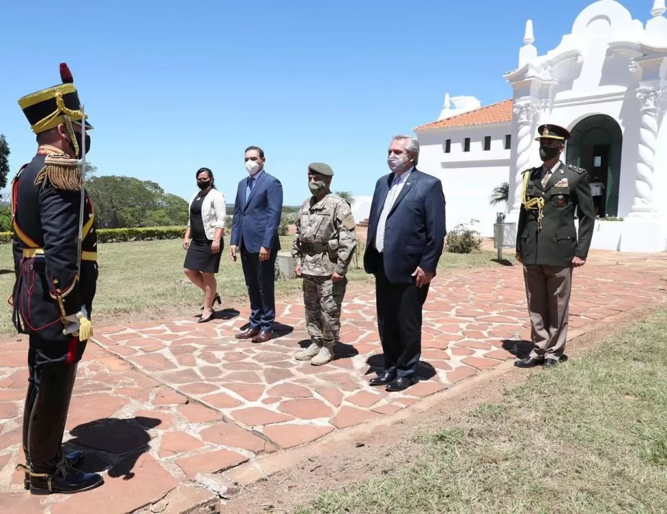 HOMENAJE. Fernández recibe el saludo de uno de los integrantes del Regimiento de Granaderos a caballo en el día del natalicio de San Martín. dfddfdfdfd