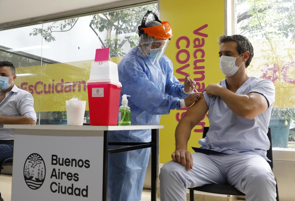 LO CORRECTO. El personal de Salud debía ser de los primeros vacunados. buenosaires.gob.ar  