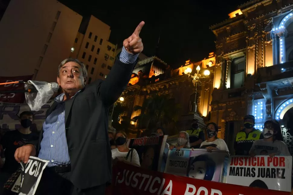 FIRME COMO SIEMPRE. Alberto Lebbos señala hacia el norte durante el duro discurso que dio ante decenas de personas que lo acompañaron. la gaceta / fotos de diego aráoz