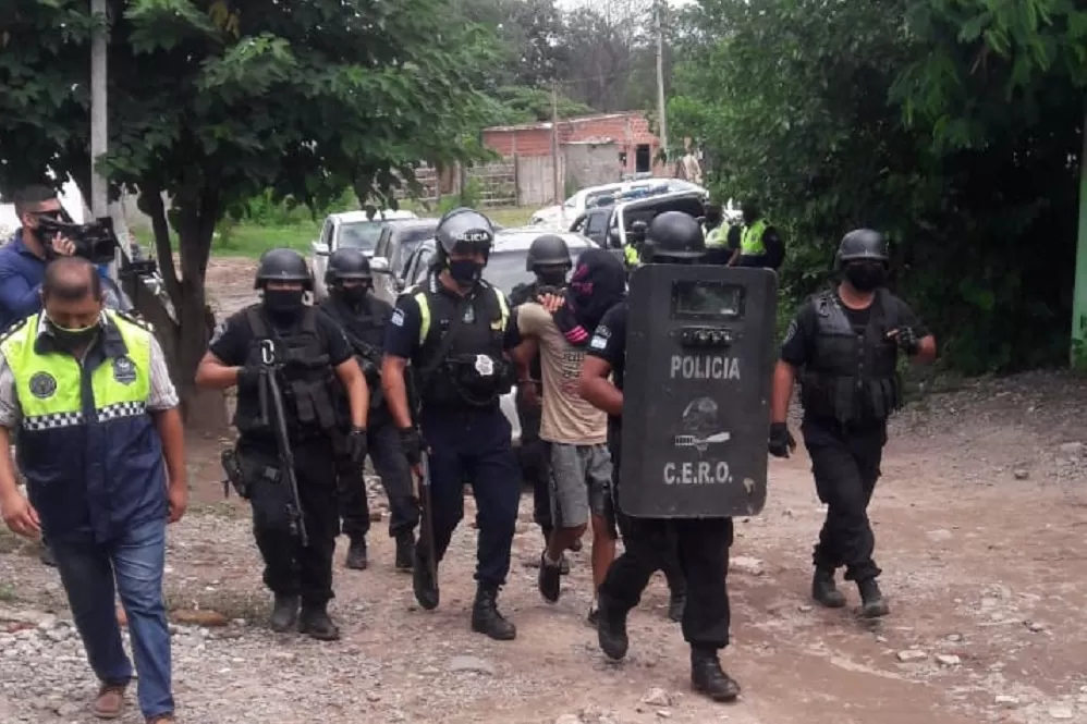 DETENIDO. El joven de 21 años acusado de matar a González es trasladado por la Policía. Foto: Ministerio de Seguridad