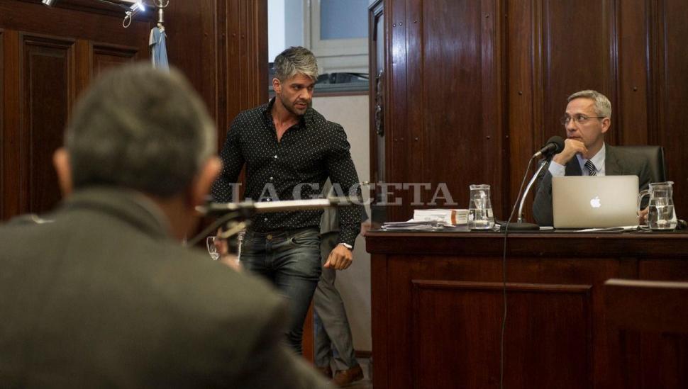 ¿TESTIGO O MODELO? El remisero           César Nieva se  robó las miradas cuando ingresó a declarar.