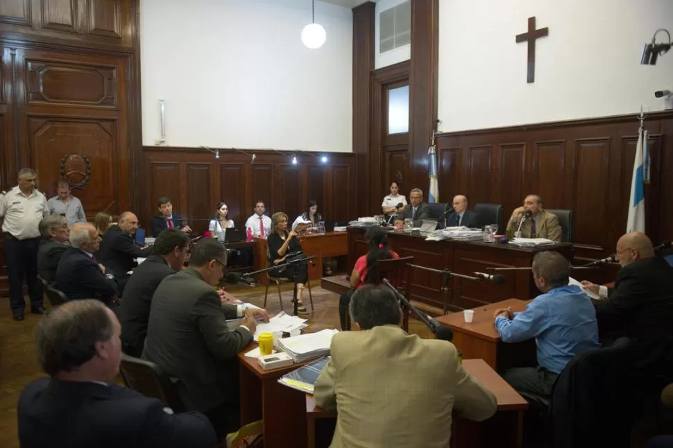 MEDIDA ESCLARECEDORA. La testigo protegida (de espaldas) se mostró más categórica durante el careo con su empleadora Macarena Bordato, que terminó acusada por falso testimonio. 