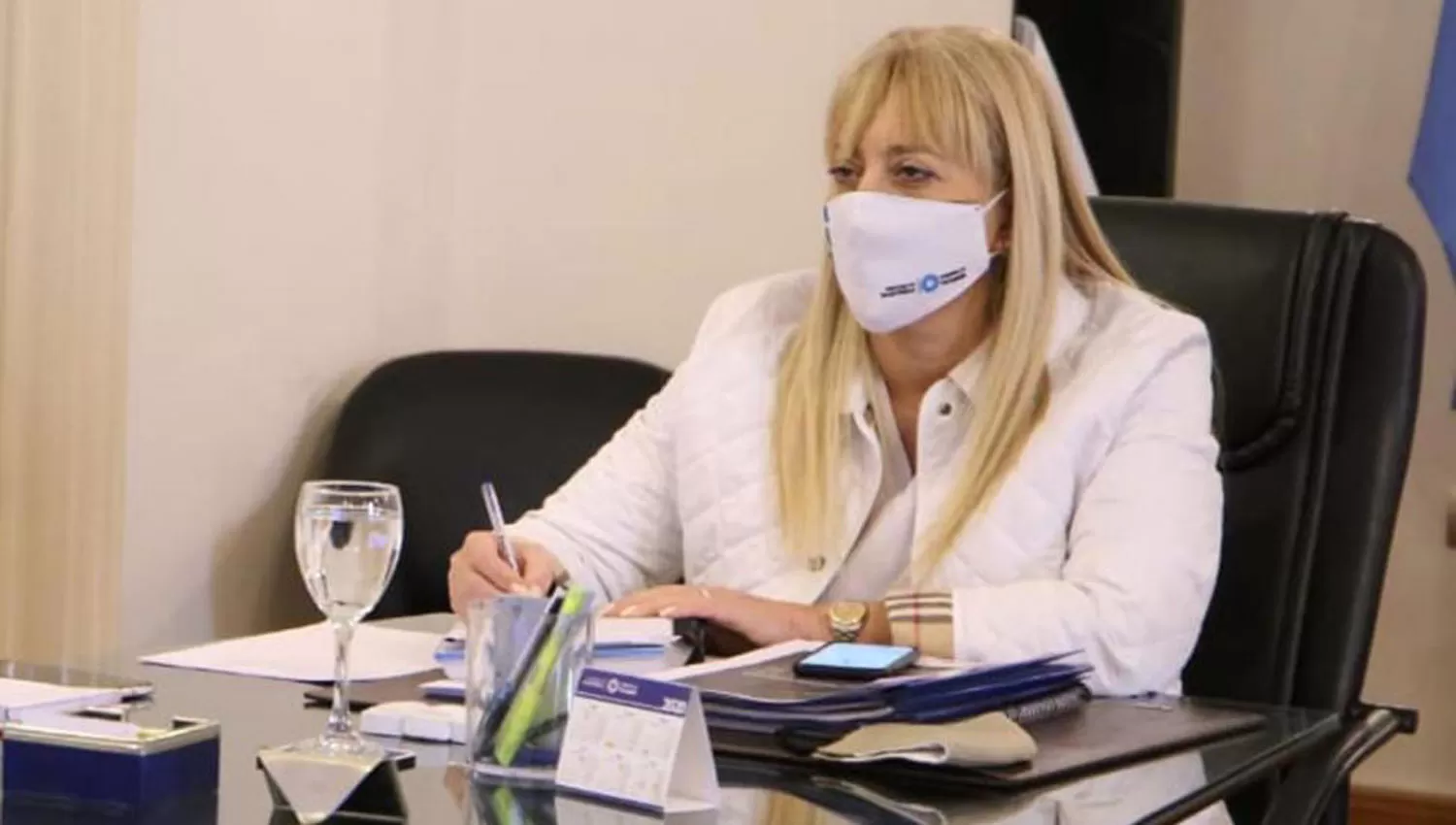 CUESTIONADA. La ministra Chahla confirmó anoche que autorizó la vacunación.