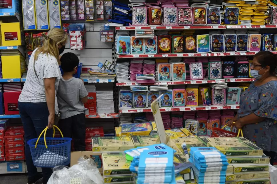 ELECCIÓN DE HOJAS Y ESCUADRAS. Un momento de compras en Copitec. 