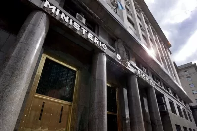 El Gobierno reiteró su reclamo para que se revise la política de sobrecargos del FMI
