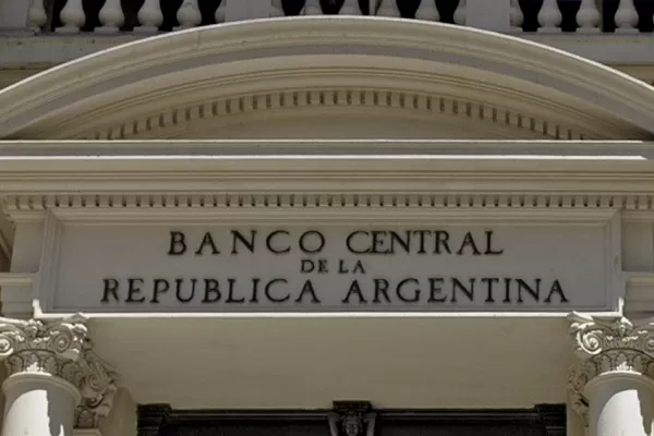 El BCRA acelera levemente devaluación del peso a la espera del acuerdo con el FMI