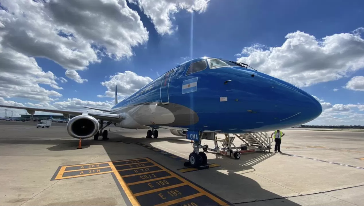 AVIÓN DE Aerolíneas Argentina, una nave Embraer que perteneció a Austral. FOTO ILUSTRATIVA