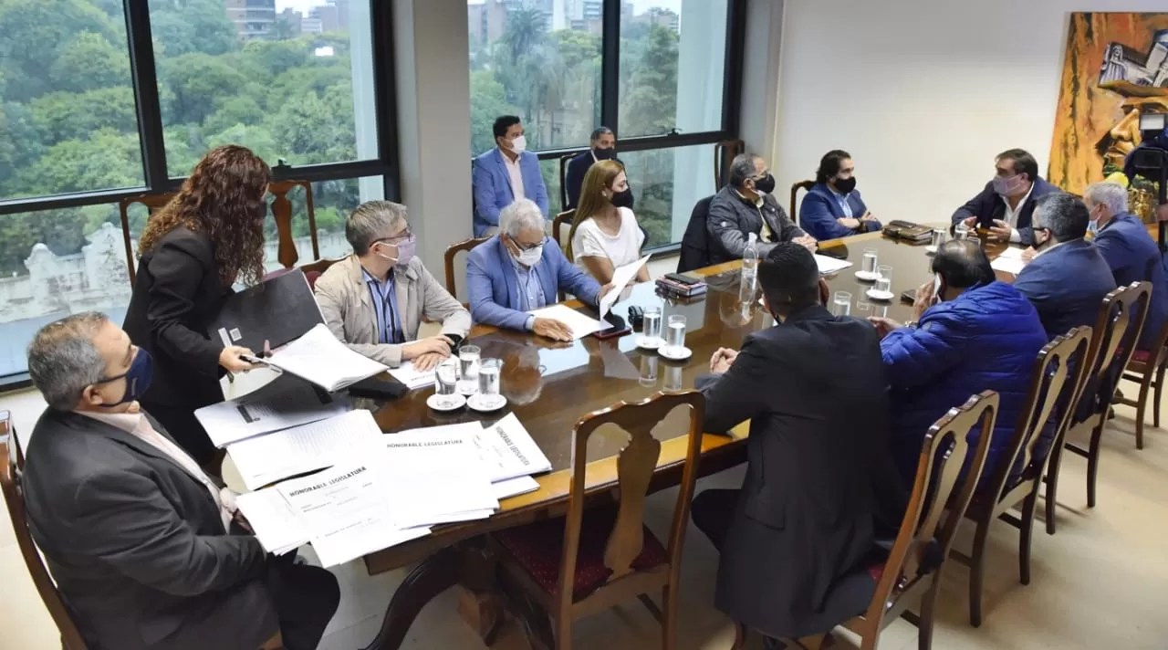 MOMENTO DE DEFINICIONES. Las comisiones de Asuntos Constitucionales y de Peticiones votaron la terna que llegará al recinto. Foto: Prensa HLT