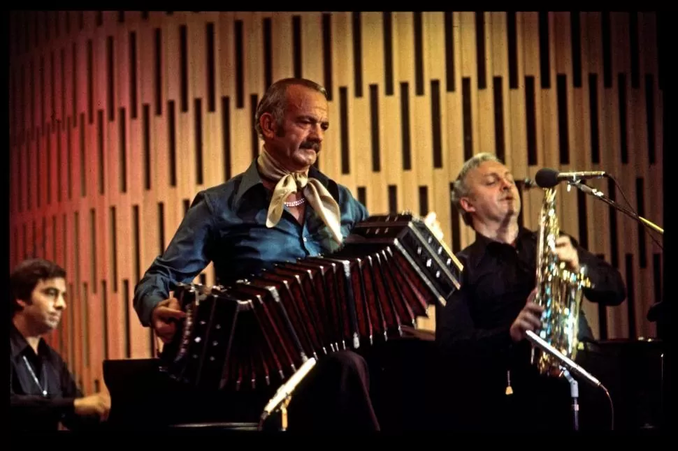 UN INNOVADOR. Ástor Piazzolla revolucionó el tango con una impronta que alcanzó otros géneros y ritmos. 