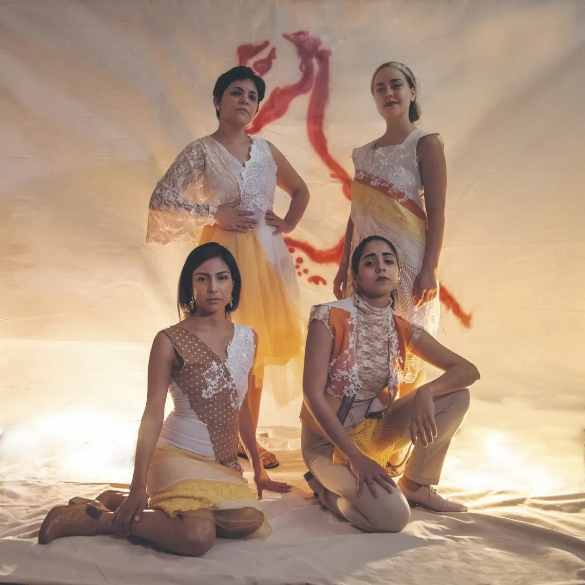 REFERENTES. “Latinoamericanas” evoca a grandes cantoras de la región.