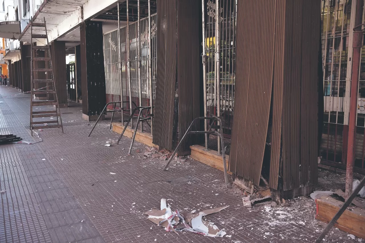 EL PRESENTE Y EL PASADO. Dos pilares de la esquina de Mendoza y Maipú dispararon las alarmas. En la foto central, los pasillos internos al momento de la inauguración.