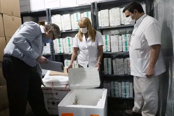 Chahla supervisó el operativo de recepción de 15.300 nuevas dosis de Sinopharm
