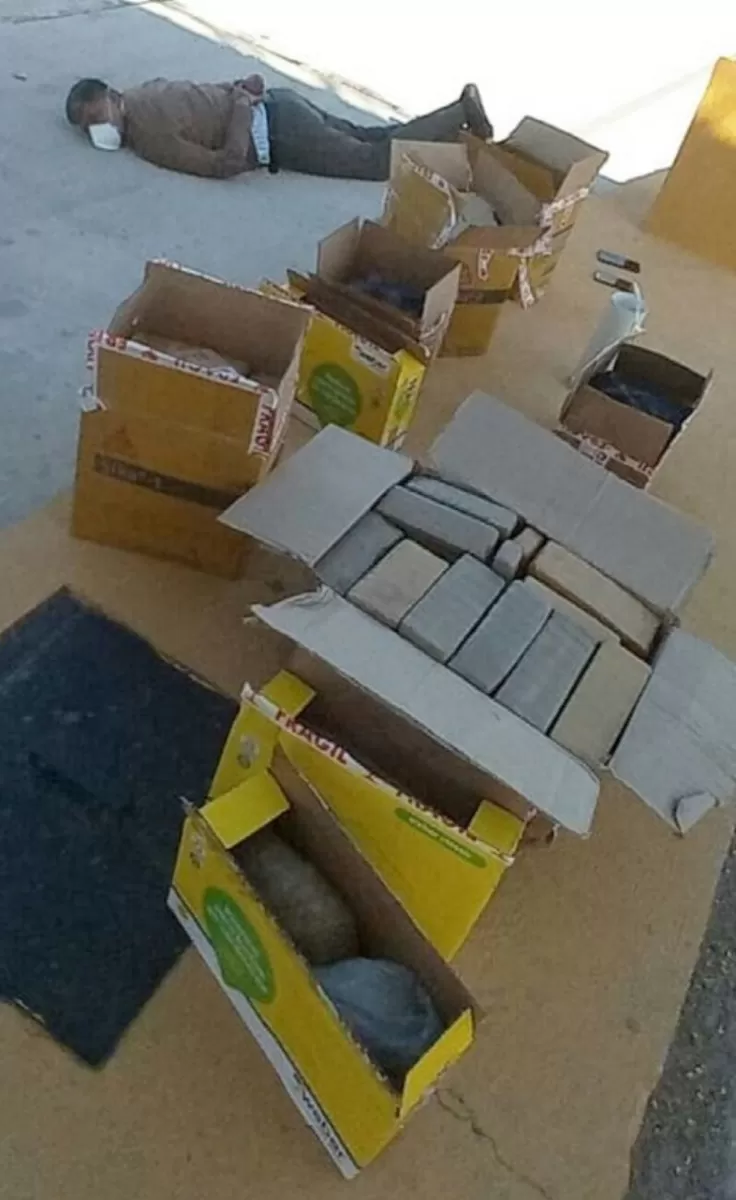 LA DETENCIÓN. Busto aparece en el suelo, junto a las cajas donde llevaban los 119 kilos de marihuana.