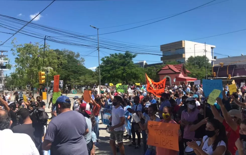 FORMOSA LIBRE. Ciudadanos protestan con carteles y pancartas. Foto de ElComercial.com.ar