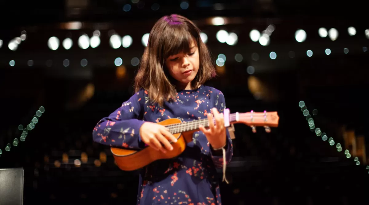 PAKAPAKA. Niñas interpretan el tema “Nosotras inventamos el mundo”. 