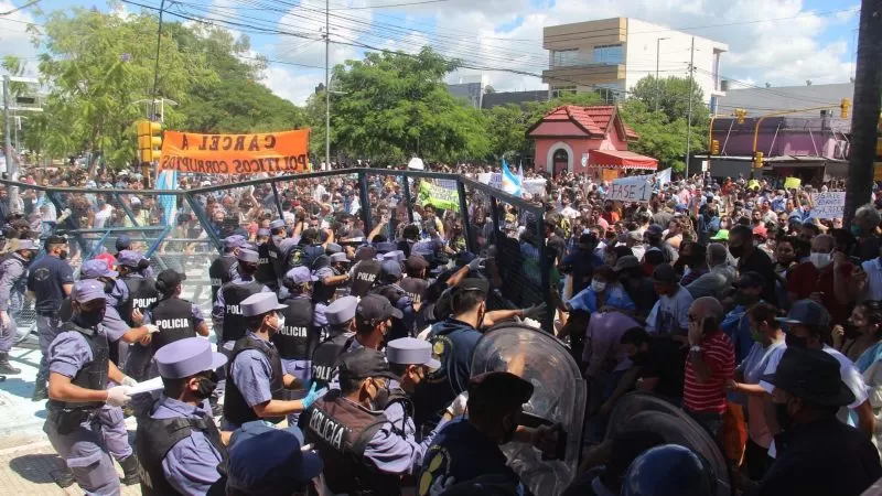 PURA VIOLENCIA. Los manifestantes fueron repelidos con balas de goma y gases lacrimógenos por la Policía.  