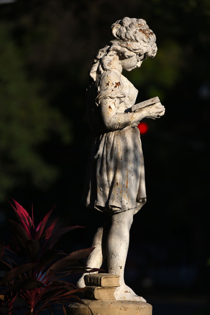 LIBERTAD. La obra de Lola Mora hecha en mármol de Carrara data de 1904. En este momento luce oculta a causa de las refacciones en la plaza Independencia. 