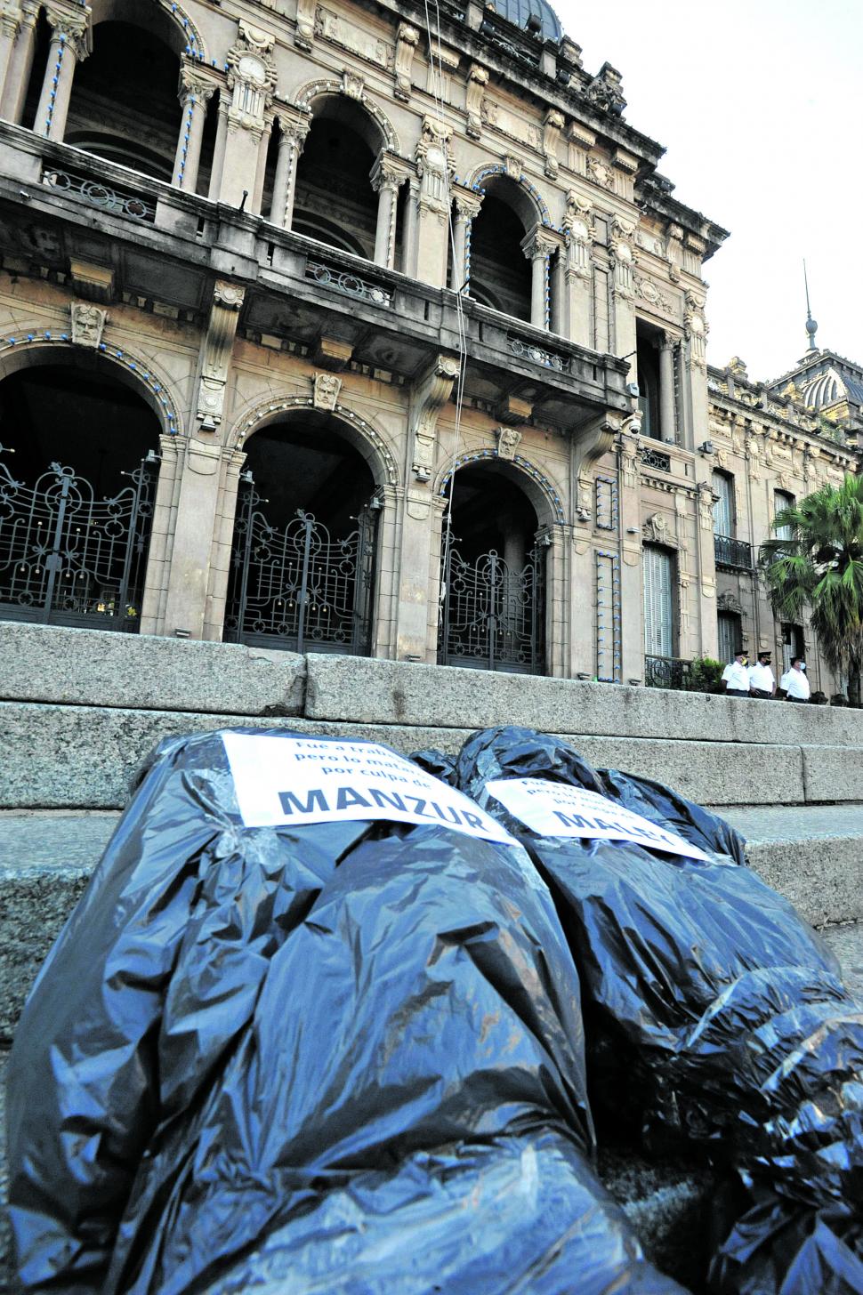 POLÉMICA. Las bolsas negras con los nombres de Manzur y Maley. la gaceta / fotos de antonio ferroni 
