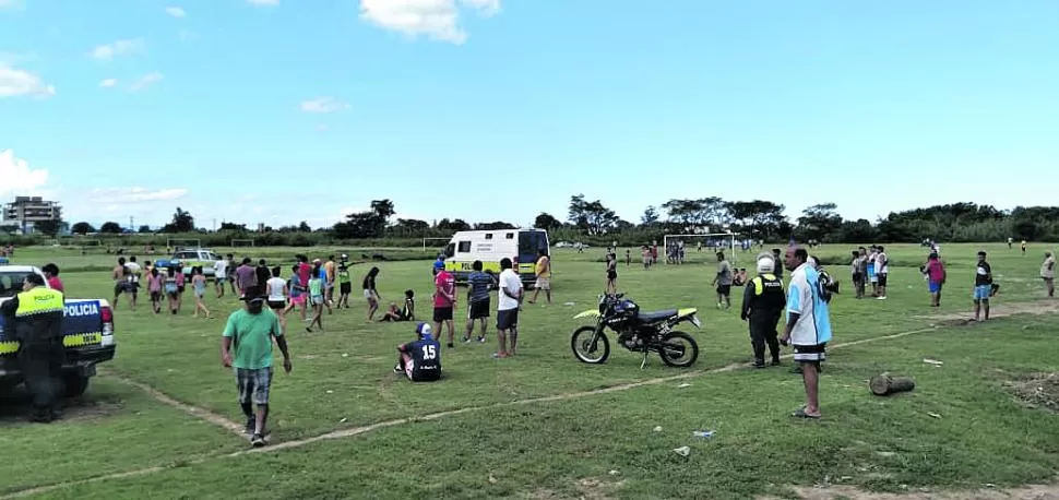 TENSIÓN. Los policías irrumpen en la cancha y luego dialogan con los manifestantes que cortaron la avenida. 