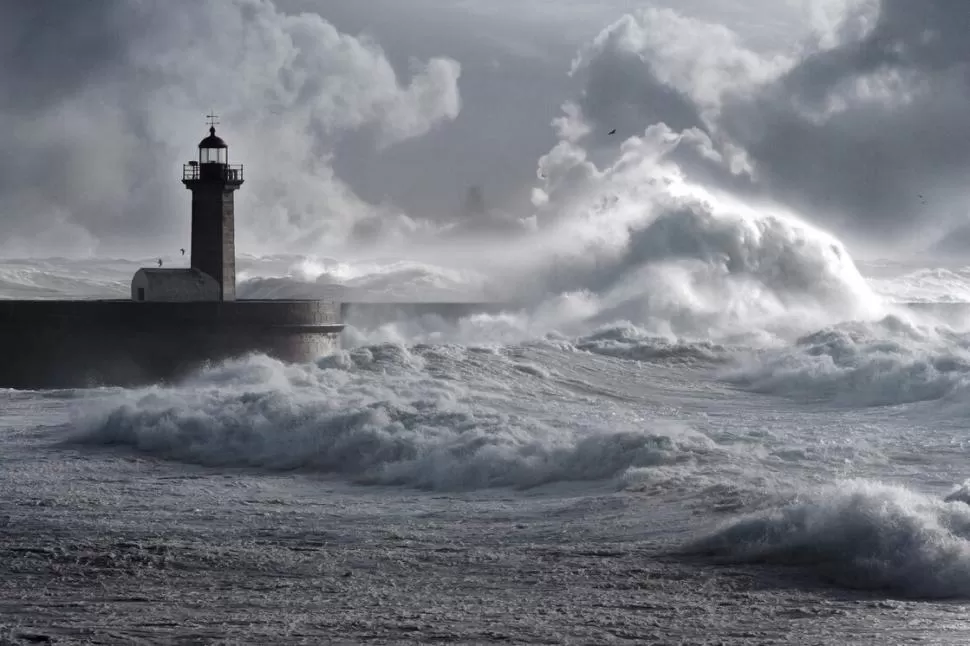 SIGNIFICACIONES. El mar representa tanto el deseo por ir más allá de las propias fronteras y de abrirse a lo nuevo como la amenaza que trae lo incierto. 