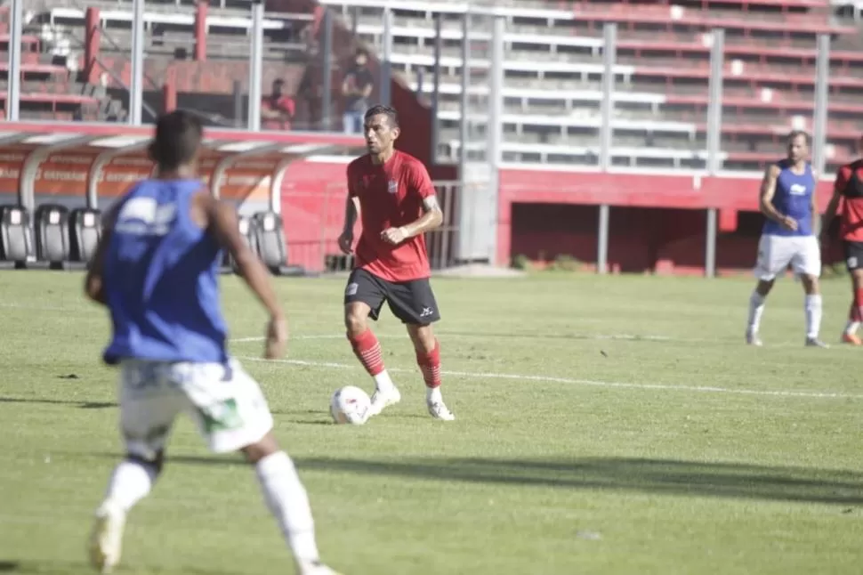 NO PUDO SER. Tino Costa maneja la pelota ante la marca de un rival. Pese a que dominó las acciones, el “Santo” cayó en el duelo principal ante los jujeños.  